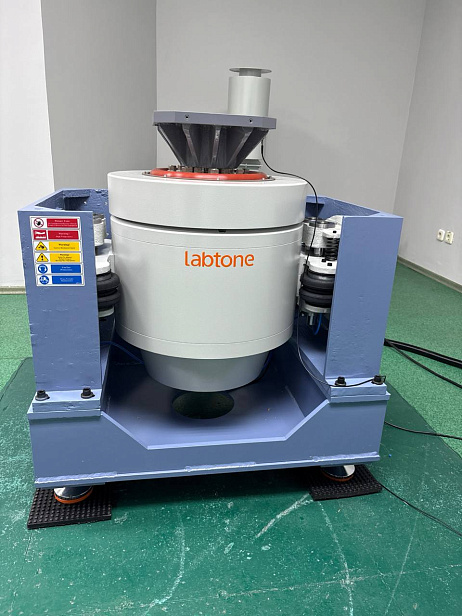 Вибростенд EV207 с расширителем стола 300мм на ОАО "Научно-исследовательский институт электронных вычислительных машин"