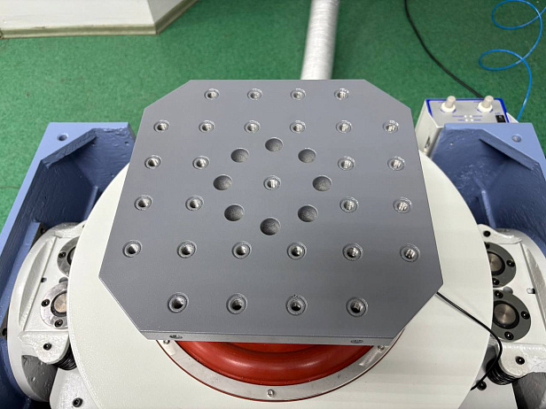 Вибростенд EV207 с расширителем стола 300мм на ОАО "Научно-исследовательский институт электронных вычислительных машин"